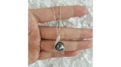 Pendentif Seal - Perle De Tahiti En Écrin D'Or Blanc Et Diamants 9 Pendentif Seal - Perle De Tahiti En Écrin D'Or Blanc Et Diamants -Maria || Simplicity Soldes 01 107