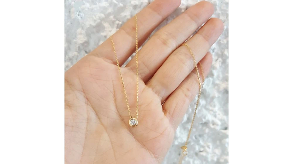 Pendentif Solitaire Or Jaune - Diamant Serti Clos Personnalisable 4 Pendentif Solitaire Or Jaune - Diamant Serti Clos Personnalisable – Image 4