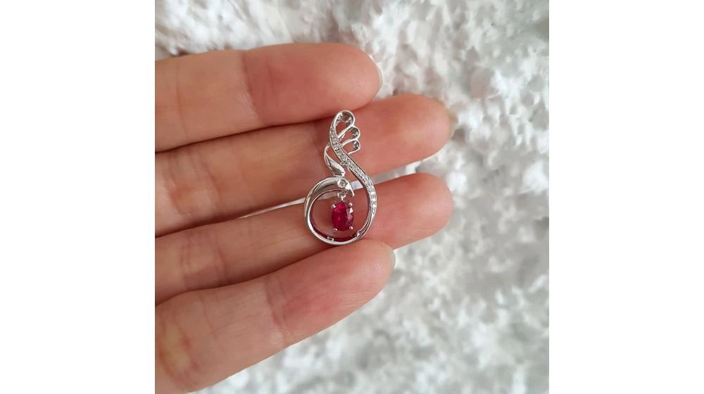 Pendentif Cygne Or Blanc - Rubis Et Diamants En Pendeloque 5 Pendentif Cygne Or Blanc - Rubis Et Diamants En Pendeloque – Image 5