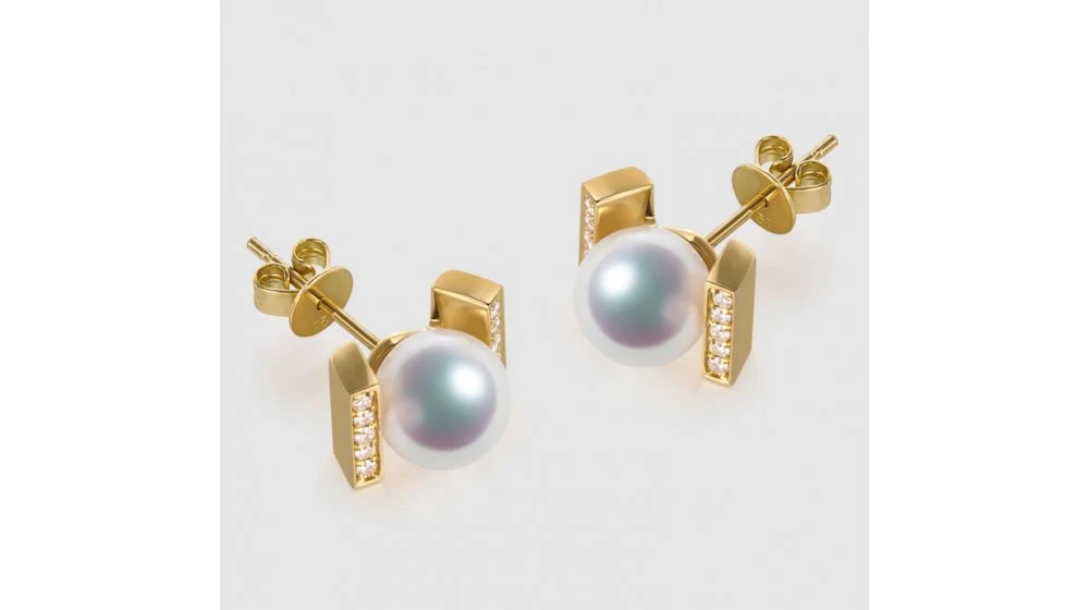 Boucles Oreilles Modernes Forme Rail. Or Jaune, Diamants Et Perles Akoya 2 Boucles Oreilles Modernes Forme Rail. Or Jaune, Diamants Et Perles Akoya – Image 2