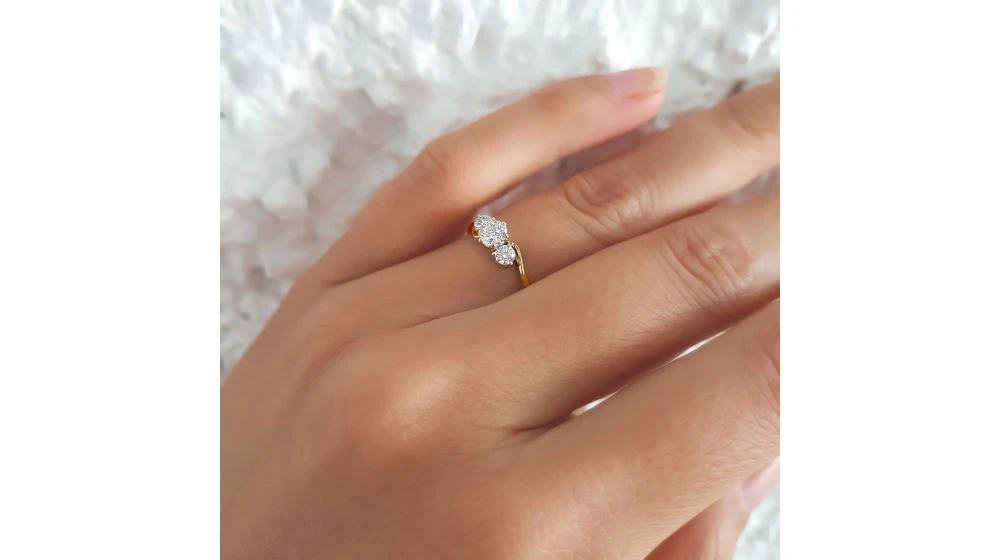 Solitaire Trilogie Or Jaune - Bague De Fiançaille 3 Diamants | Trilogie 6 Solitaire Trilogie Or Jaune - Bague De Fiançaille 3 Diamants | Trilogie – Image 6