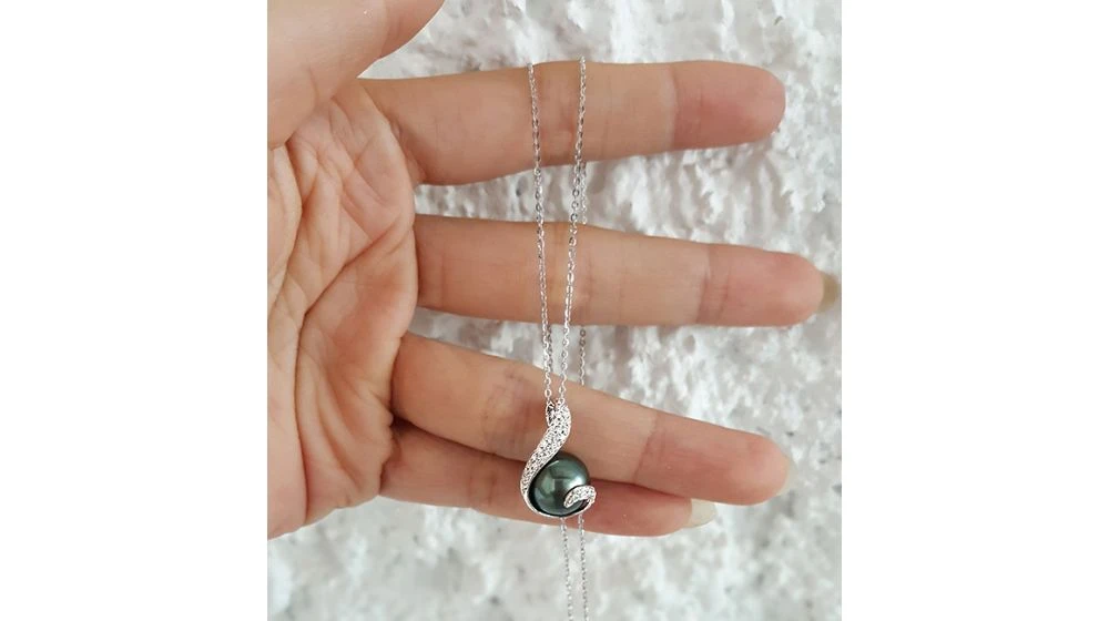 Pendentif Seal - Perle De Tahiti En Écrin D'Or Blanc Et Diamants 5 Pendentif Seal - Perle De Tahiti En Écrin D'Or Blanc Et Diamants – Image 5