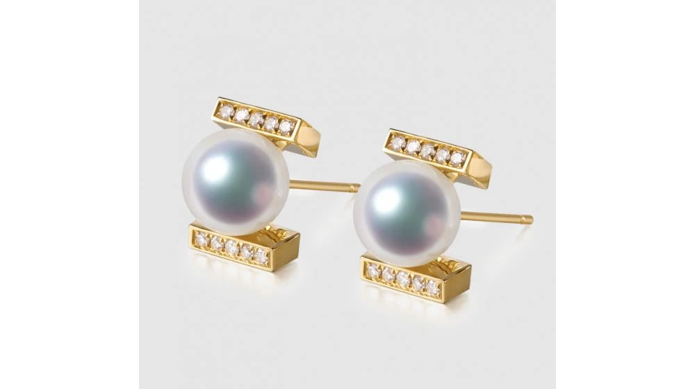 Boucles Oreilles Modernes Forme Rail. Or Jaune, Diamants Et Perles Akoya 3 Boucles Oreilles Modernes Forme Rail. Or Jaune, Diamants Et Perles Akoya – Image 3