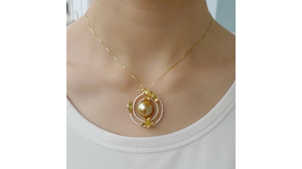 Pendentif Orchidée Sauvage - Perle Dorée Des Mers Du Sud 2 Pendentif Orchidée Sauvage - Perle Dorée Des Mers Du Sud – Image 2