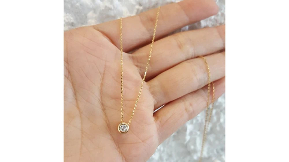 Pendentif Solitaire Or Jaune - Diamant Serti Clos Personnalisable 2 Pendentif Solitaire Or Jaune - Diamant Serti Clos Personnalisable – Image 2