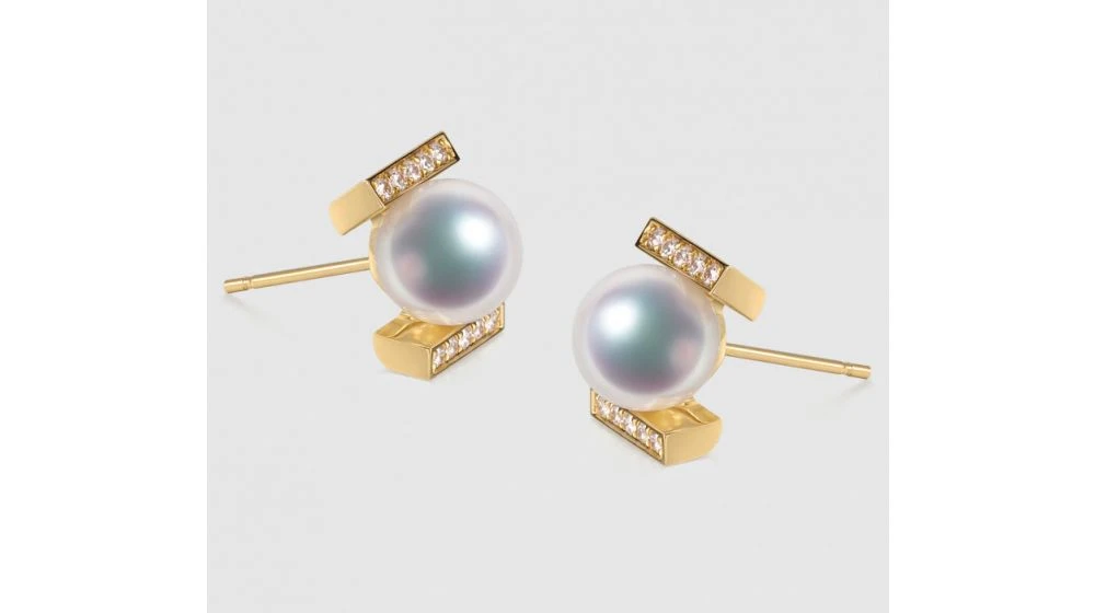 Boucles Oreilles Modernes Forme Rail. Or Jaune, Diamants Et Perles Akoya 5 Boucles Oreilles Modernes Forme Rail. Or Jaune, Diamants Et Perles Akoya – Image 5