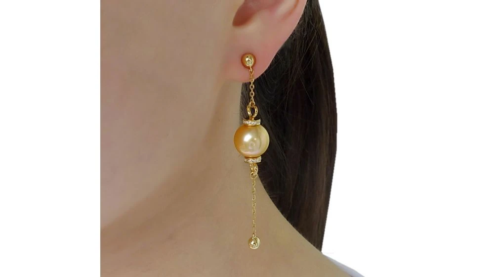 Pendants D'oreilles. Chainettes Or Jaune, Perles D'Australie Dorée Et Diamants 2 Pendants D'oreilles. Chainettes Or Jaune, Perles D'Australie Dorée Et Diamants – Image 2