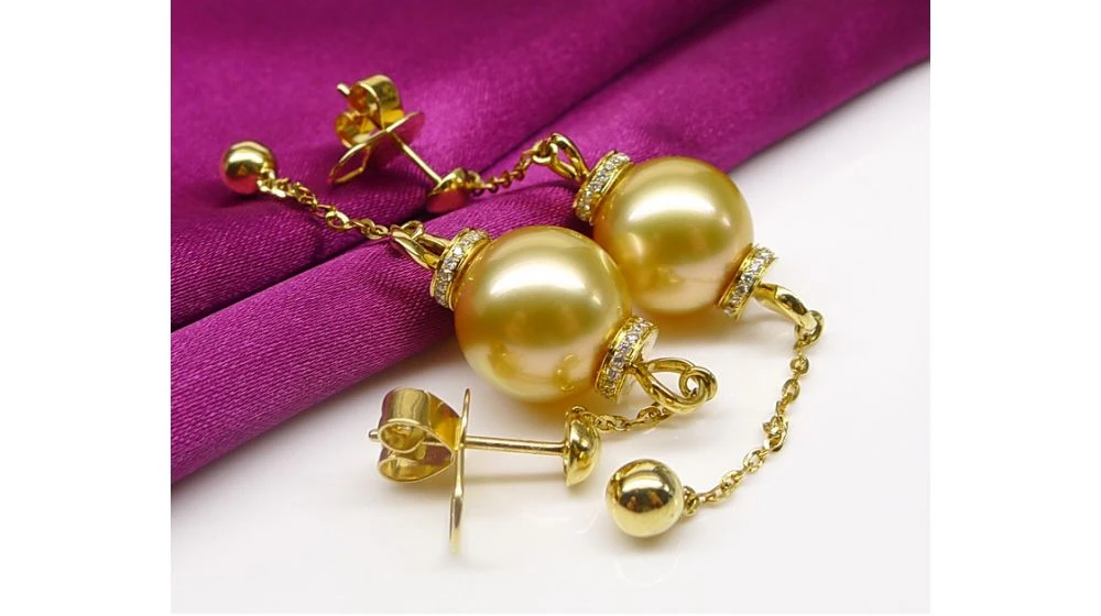 Pendants D'oreilles. Chainettes Or Jaune, Perles D'Australie Dorée Et Diamants 3 Pendants D'oreilles. Chainettes Or Jaune, Perles D'Australie Dorée Et Diamants – Image 3