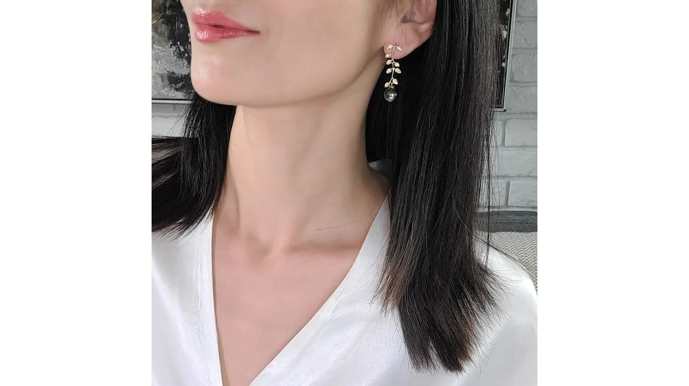 Boucles D'oreilles Nature - Perles De Tahiti Noires - Or Jaune, Diamants 2 Boucles D'oreilles Nature - Perles De Tahiti Noires - Or Jaune, Diamants – Image 2