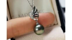 Pendentif Symbole Liberté - Pendentif Aile Perle De Tahiti - Or Blanc, Diamants -Maria || Simplicity Soldes 20200527 152726