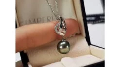 Pendentif Symbole Liberté - Pendentif Aile Perle De Tahiti - Or Blanc, Diamants -Maria || Simplicity Soldes 20200527 152744