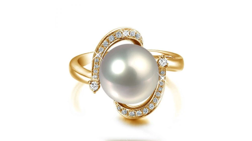 Bague Voluptueuse Or Jaune Et Perle De Culture Blanche - Diamant Pavé 2 Bague Voluptueuse Or Jaune Et Perle De Culture Blanche - Diamant Pavé – Image 2