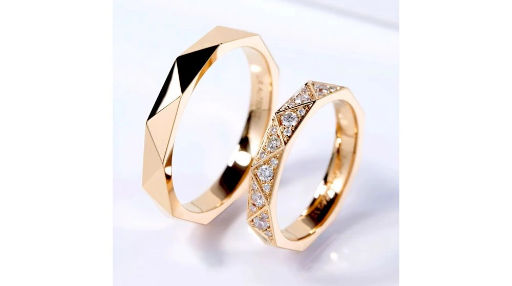 Alliance Triangulaire En Or Jaune 18 Carats - Lumière Éternelle 3 Alliance Triangulaire En Or Jaune 18 Carats - Lumière Éternelle – Image 3