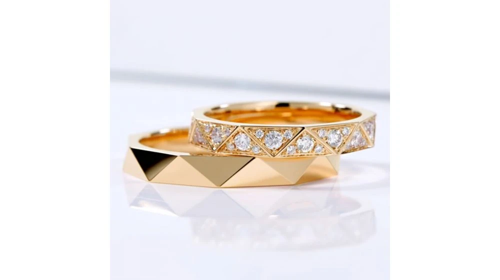 Alliance Triangulaire En Or Jaune 18 Carats - Lumière Éternelle 4 Alliance Triangulaire En Or Jaune 18 Carats - Lumière Éternelle – Image 4