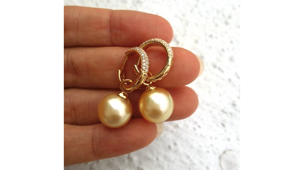 Dormeuses Anneaux Or Jaune Diamants Pavés - Perles Australie 2 Dormeuses Anneaux Or Jaune Diamants Pavés - Perles Australie – Image 2