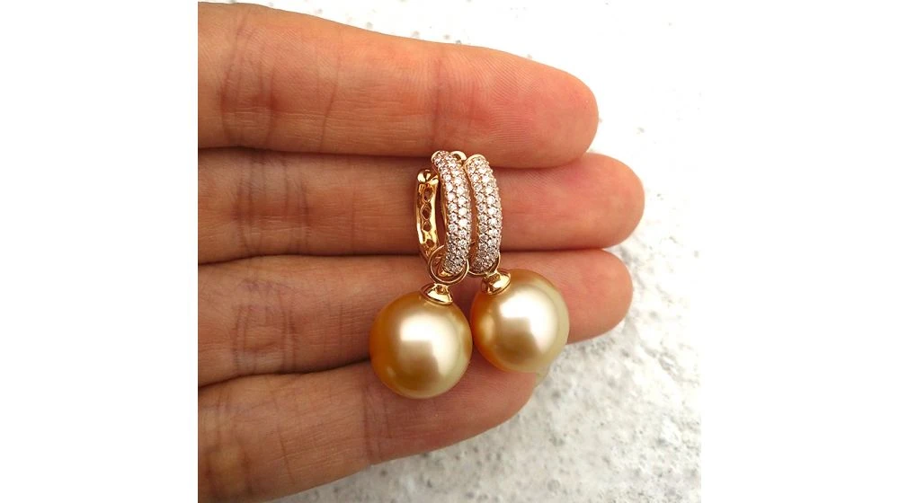 Dormeuses Anneaux Or Jaune Diamants Pavés - Perles Australie 4 Dormeuses Anneaux Or Jaune Diamants Pavés - Perles Australie – Image 4