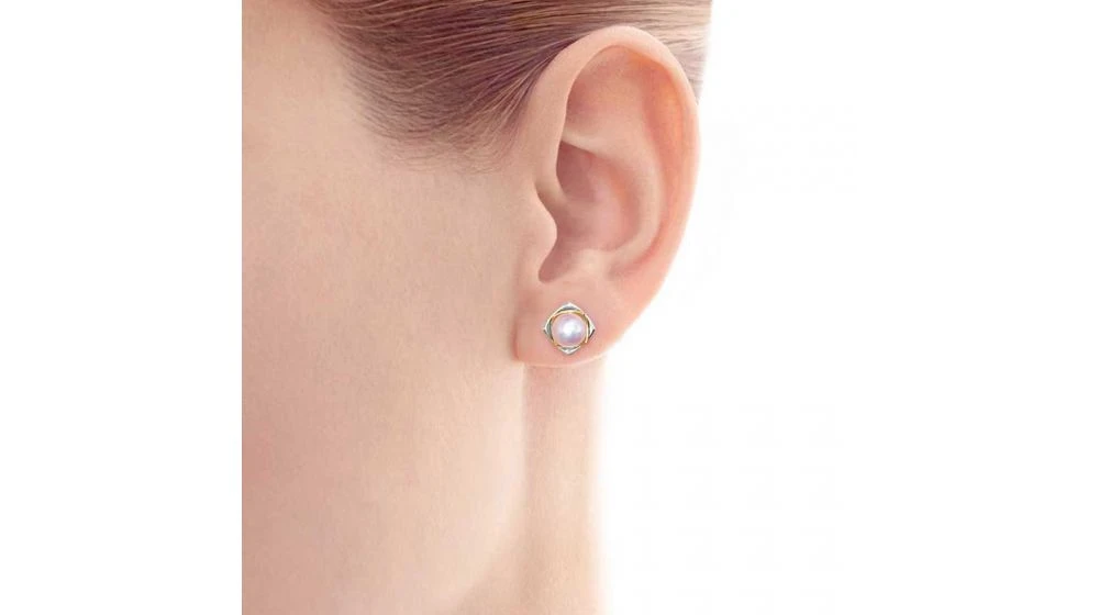 Boucles Oreilles Lotus Du Japon. Perle Akoya Et Or Blanc Et Jaune 2 Boucles Oreilles Lotus Du Japon. Perle Akoya Et Or Blanc Et Jaune – Image 2