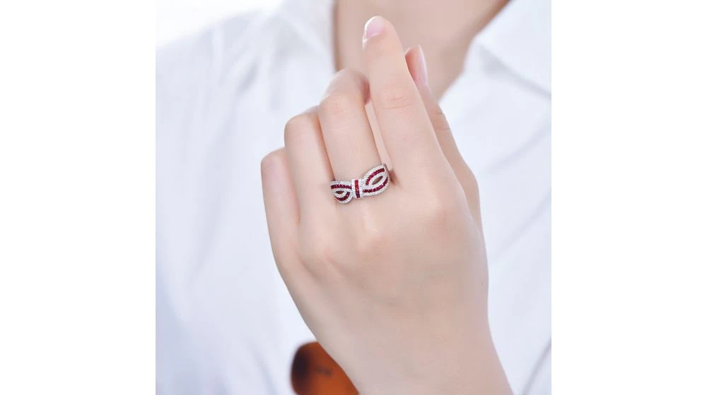 Bague Mandalay I Noeud Or Blanc, Rubis, Diamant 2 Bague Mandalay I Noeud Or Blanc, Rubis, Diamant – Image 2