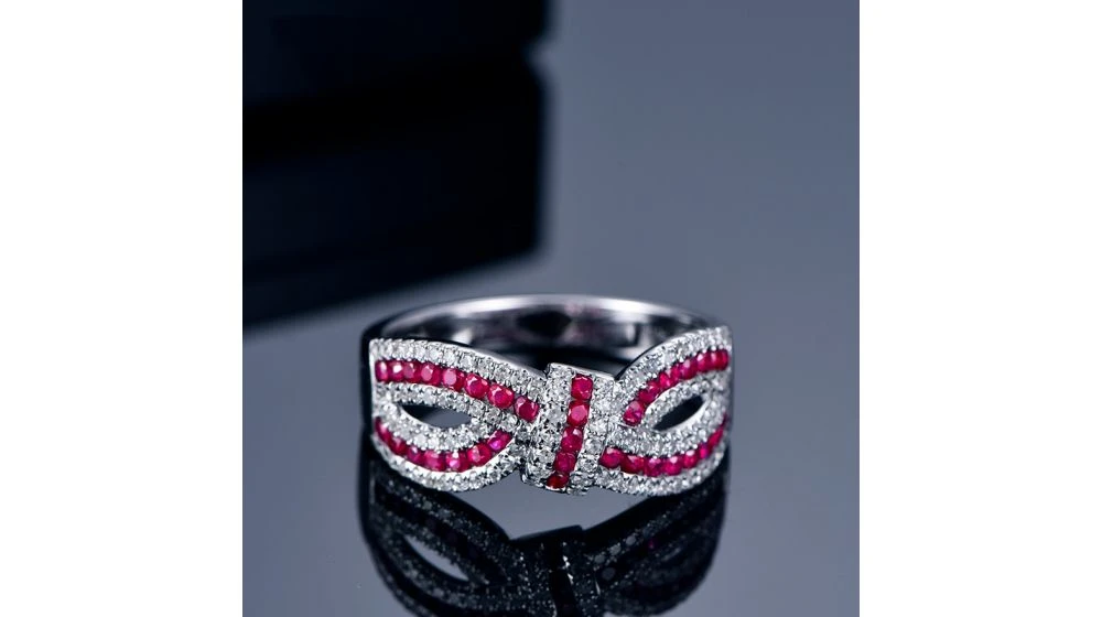Bague Mandalay I Noeud Or Blanc, Rubis, Diamant 1 Bague Mandalay I Noeud Or Blanc, Rubis, Diamant