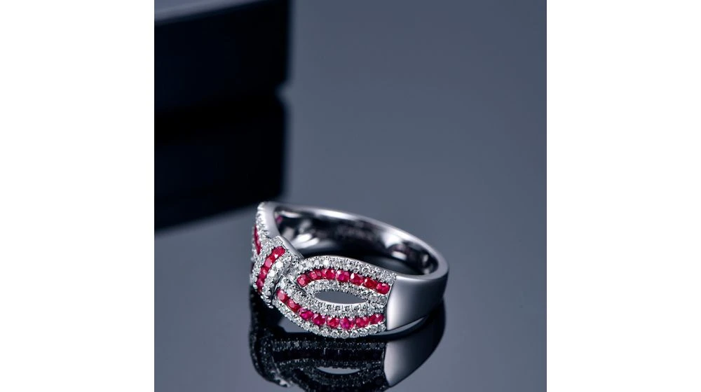 Bague Mandalay I Noeud Or Blanc, Rubis, Diamant 4 Bague Mandalay I Noeud Or Blanc, Rubis, Diamant – Image 4