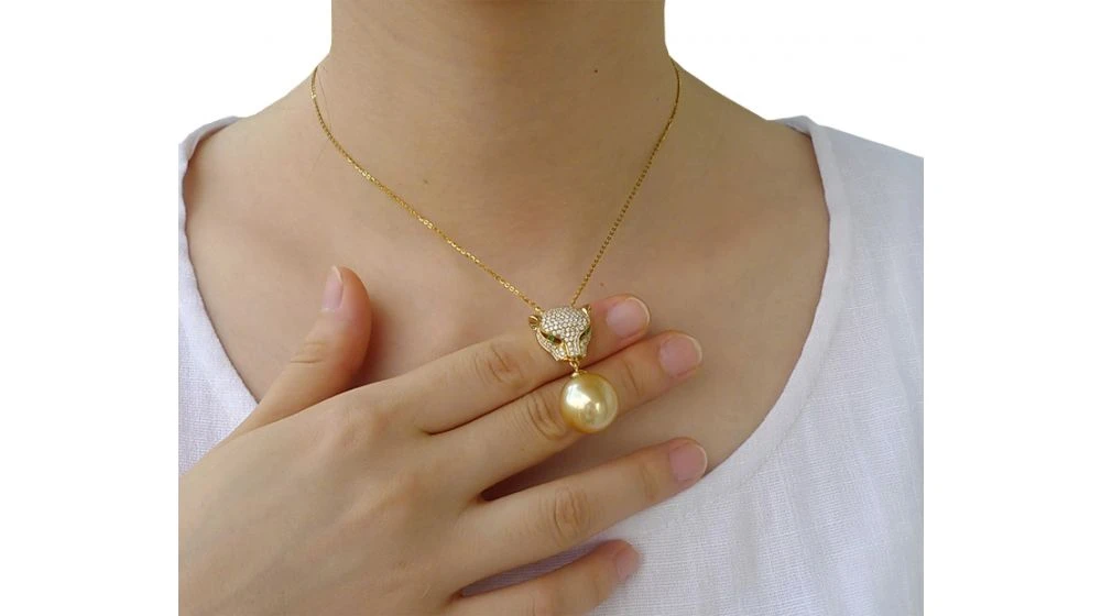 Pendentif Panthère Perle D'Australie Dorée. Or Jaune Et Diamants 3 Pendentif Panthère Perle D'Australie Dorée. Or Jaune Et Diamants – Image 3