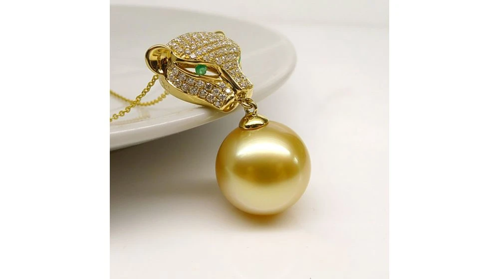 Pendentif Panthère Perle D'Australie Dorée. Or Jaune Et Diamants 2 Pendentif Panthère Perle D'Australie Dorée. Or Jaune Et Diamants – Image 2