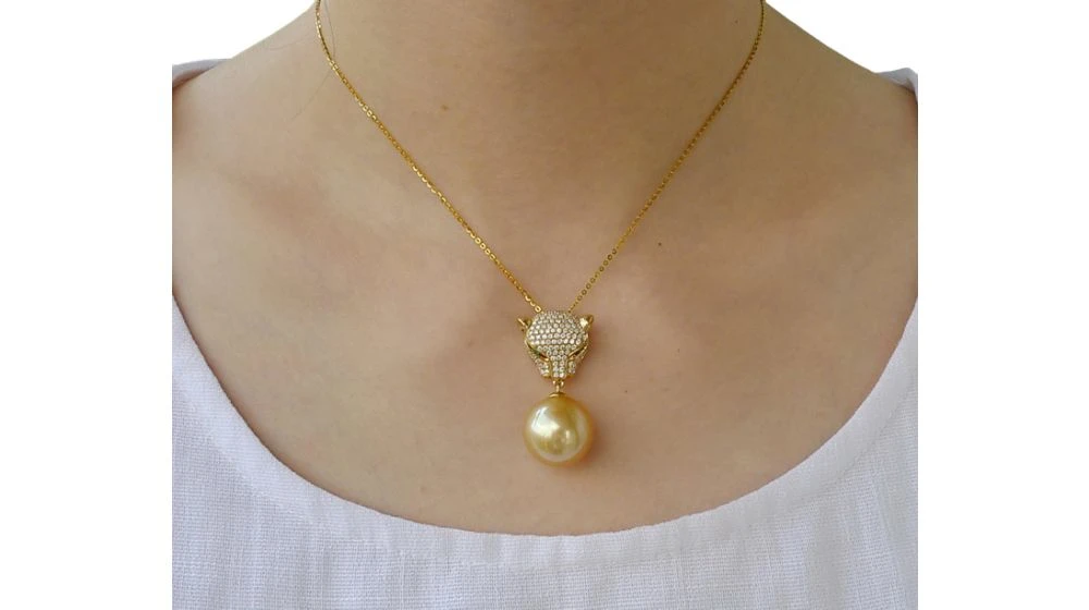 Pendentif Panthère Perle D'Australie Dorée. Or Jaune Et Diamants 8 Pendentif Panthère Perle D'Australie Dorée. Or Jaune Et Diamants – Image 8