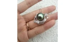 Pendentif La Vie En Rose - Perle De Tahiti - 3 Roses Or Blanc, Diamants