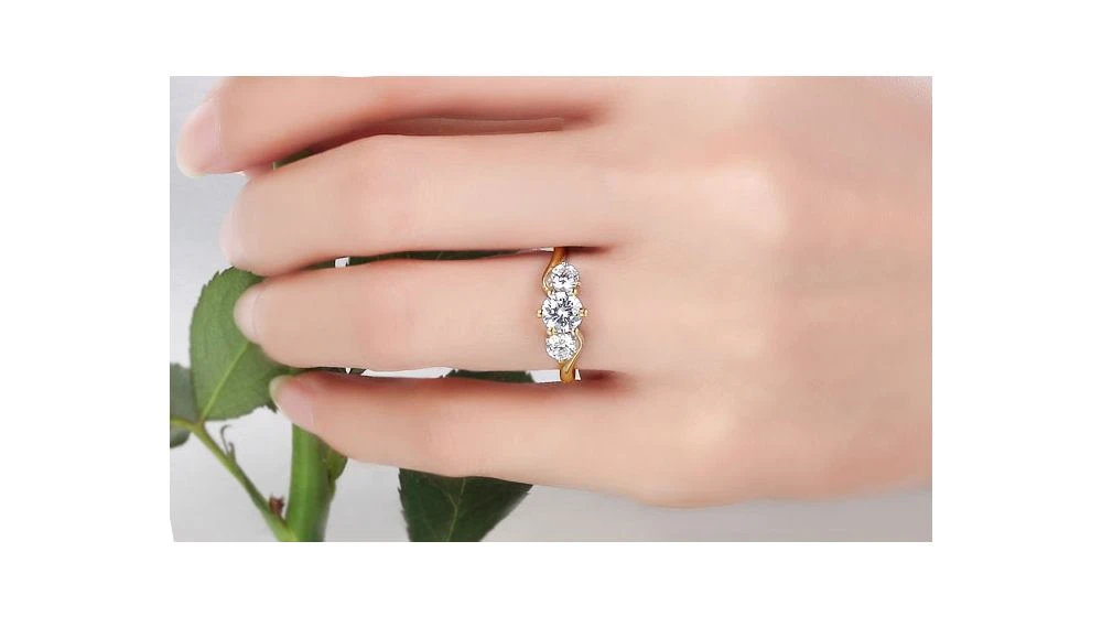 Solitaire Trilogie Or Jaune - Bague De Fiançaille 3 Diamants | Trilogie 4 Solitaire Trilogie Or Jaune - Bague De Fiançaille 3 Diamants | Trilogie – Image 4