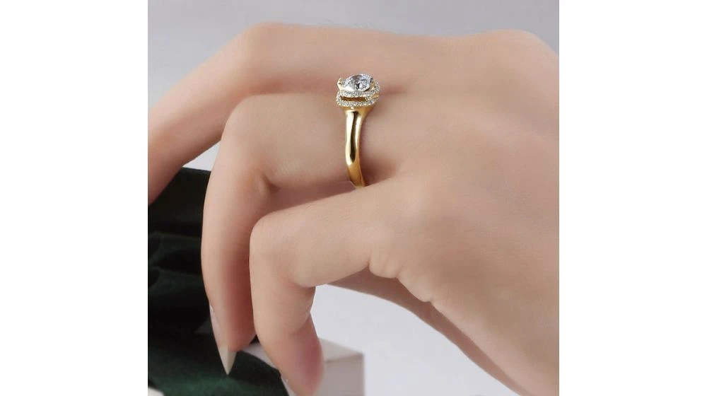 Bague Solitaire Gracieuse Majesté - Or Jaune & Diamants Enroulés | Gemperles 3 Bague Solitaire Gracieuse Majesté - Or Jaune & Diamants Enroulés | Gemperles – Image 3