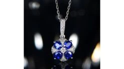 Pendentif Solitaire Fleur Bleue. Or Blanc, Saphirs Et Diamants -Maria || Simplicity Soldes spw016 8
